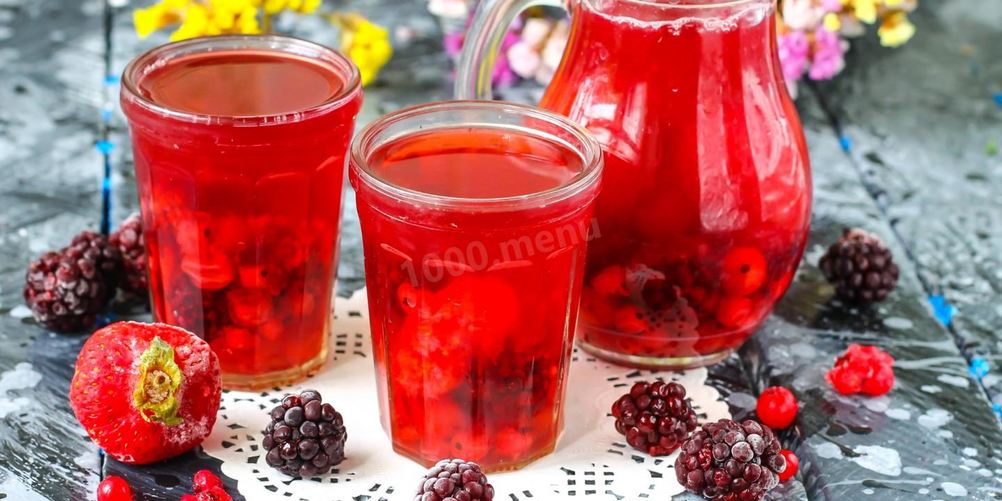 Рецепт компота из замороженных ягод клубники, ежевики, брусники
