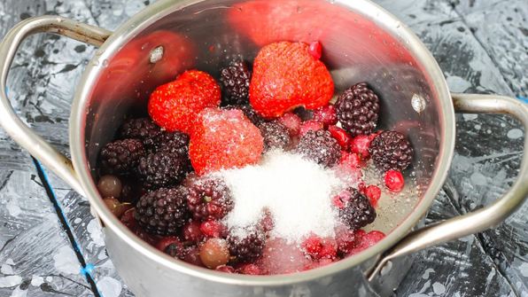 компот из замороженных ягод клубники, ежевики, брусники