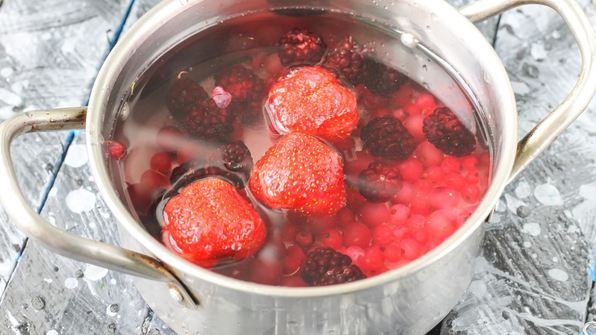 компот из замороженных ягод клубники, ежевики, брусники