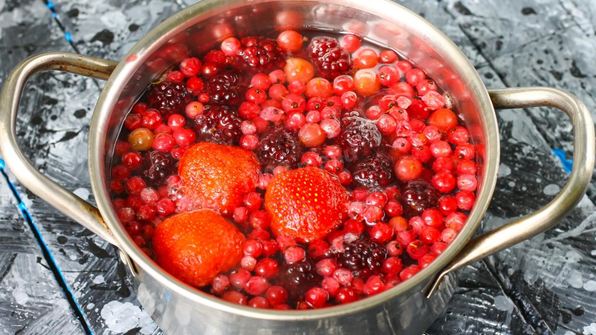 компот из замороженных ягод клубники, ежевики, брусники