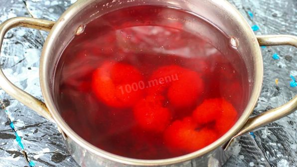 компот из замороженных ягод клубники, ежевики, брусники