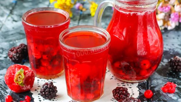 компот из замороженных ягод клубники, ежевики, брусники