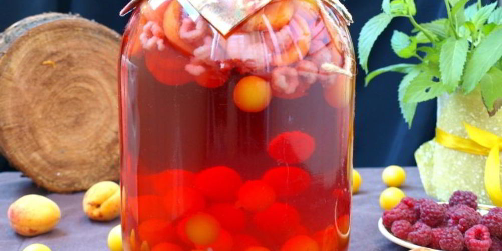 Рецепт компота с абрикосами, малиной и алычой на зиму