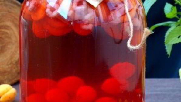 компот с абрикосами, малиной и алычой на зиму