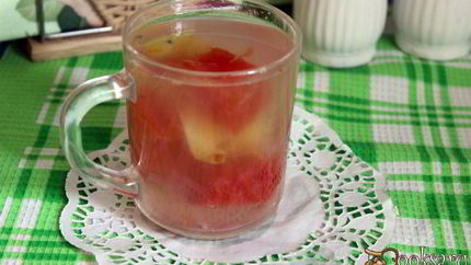 Летний компот с арбузом, яблоком и ягодами