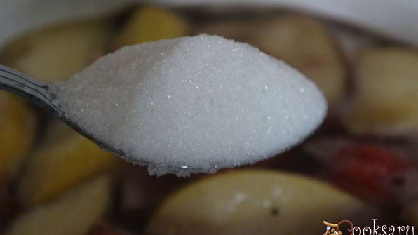 летний компот с арбузом, яблоком и ягодами