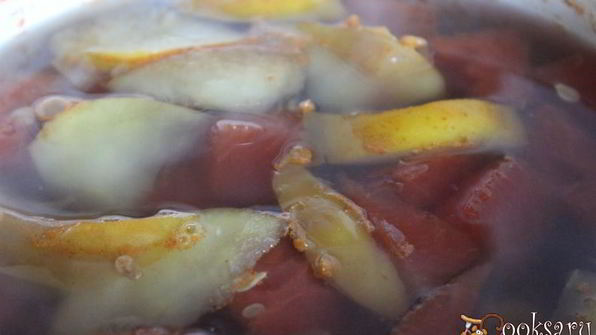 летний компот с арбузом, яблоком и ягодами