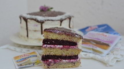 Ванильный торт с ягодным компоте