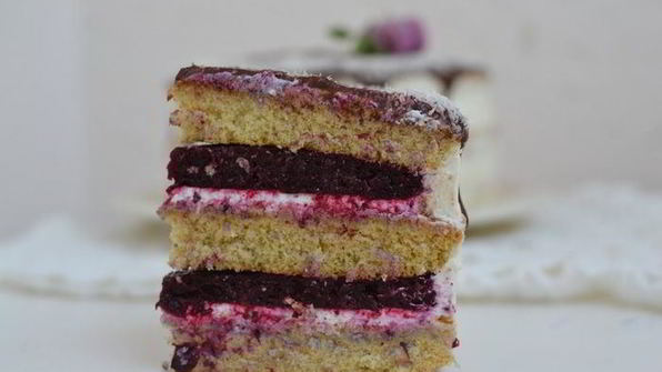 ванильный торт с ягодным компоте