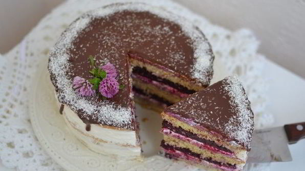 ванильный торт с ягодным компоте