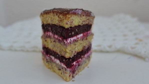 ванильный торт с ягодным компоте