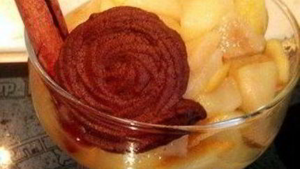 Яблочно-грушевое компоте с апельсинами и шоколадным печеньем