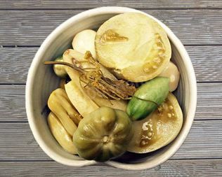 Квашеные зеленые помидоры на зиму в банках