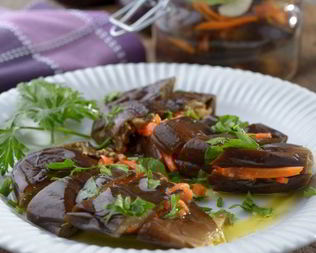 Баклажаны маринованные с морковью и чесноком