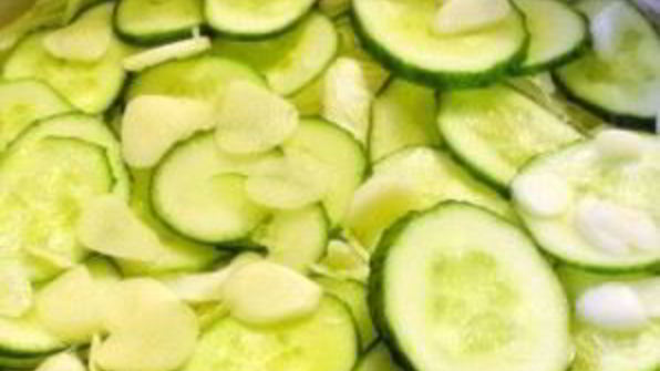 быстрая маринованная капуста с огурцами