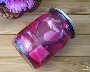 Маринованная капуста со свеклой и чесноком