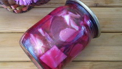 Маринованная капуста со свеклой и чесноком
