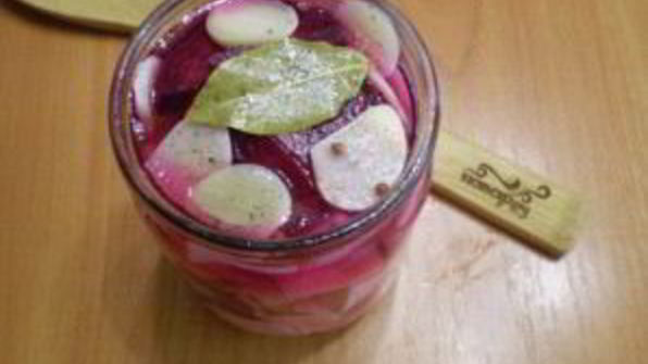 маринованная капуста со свеклой и чесноком