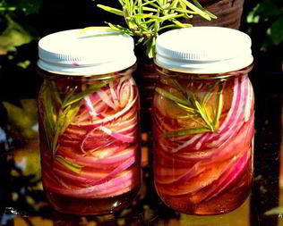 Розовый маринованный лук