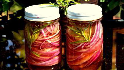 Розовый маринованный лук