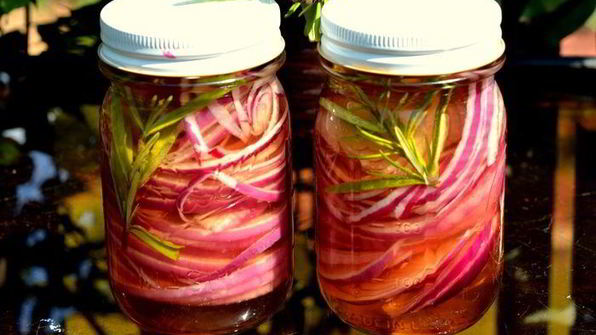 розовый маринованный лук