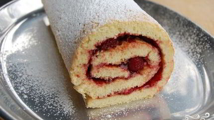 Бисквитный рулет с повидлом