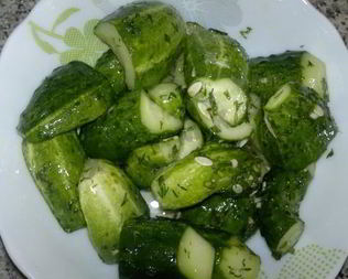 Быстрые малосольные огурцы в пакете с чесноком