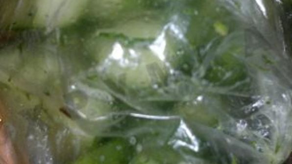 быстрые малосольные огурцы в пакете с чесноком