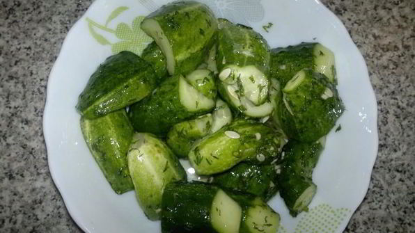 быстрые малосольные огурцы в пакете с чесноком