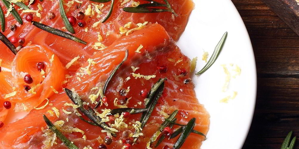 Рецепт малосольного лосося с розовым перцем