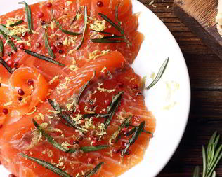 Малосольный лосось с розовым перцем