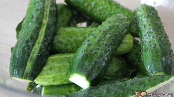 малосольные огурцы на минералке суточные