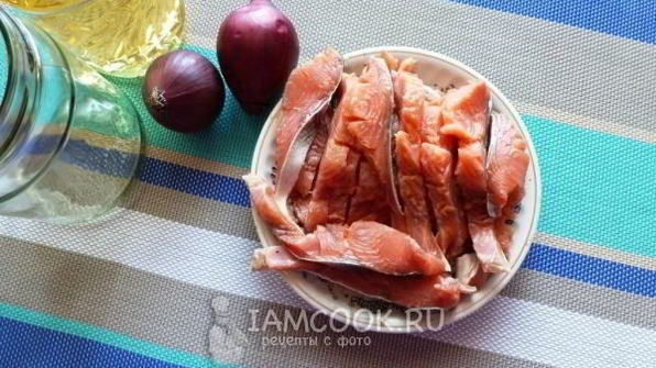 соленая горбуша с луком в масле