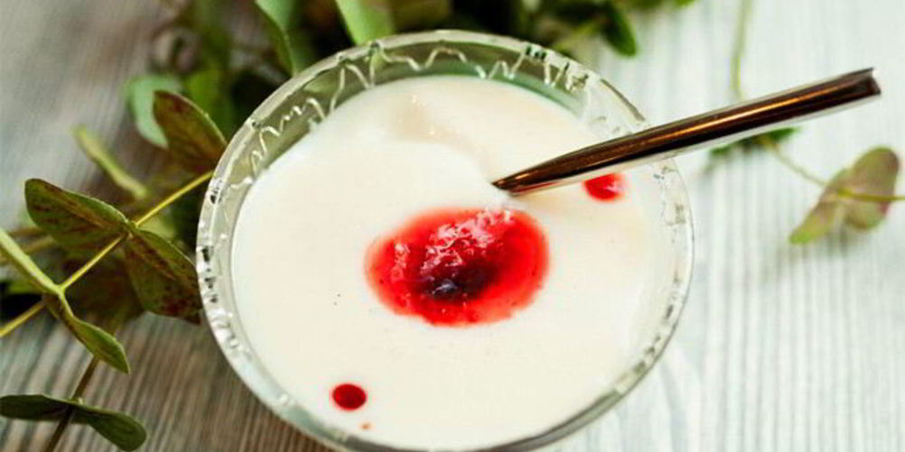 Рецепт панакоты из мацони с вареньем из ягод