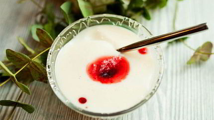 Панакота из мацони с вареньем из ягод