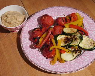 Запеченные овощи и хумус с вялеными помидорами