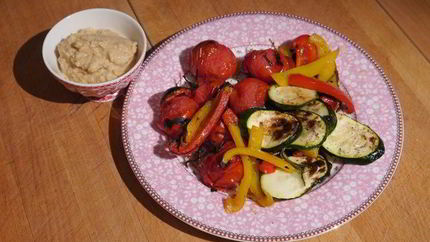 Запеченные овощи и хумус с вялеными помидорами