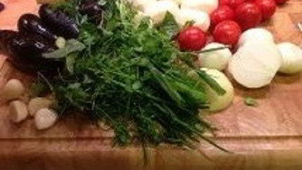 Аджапсандали с цыпленком табака