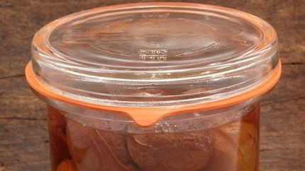 Ароматный маринованный чернослив в арманьяке