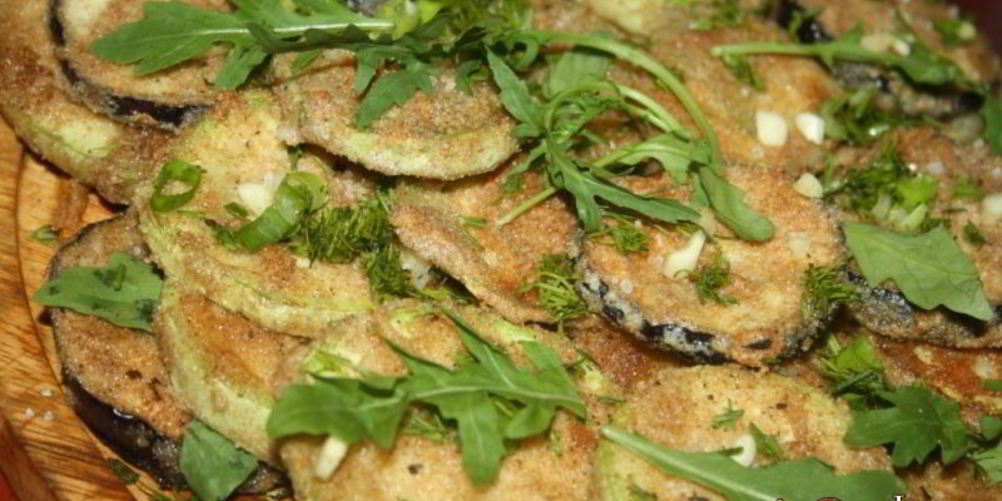 Рецепт ассорти из кабачков и баклажанов в цельнозерновой муке с чесноком и рукколой