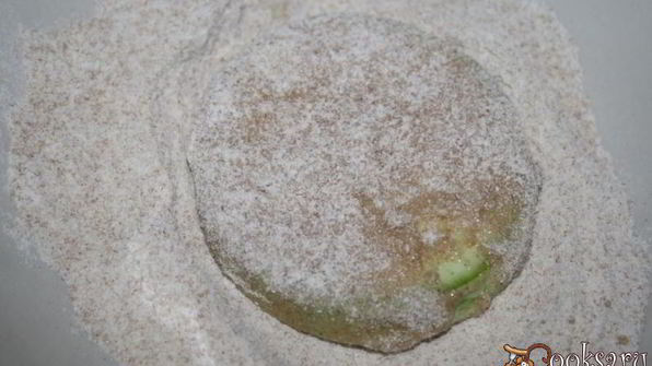 ассорти из кабачков и баклажанов в цельнозерновой муке с чесноком и рукколой