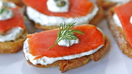 Брускетта с лососем