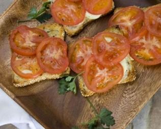 Брускетта с моцареллой