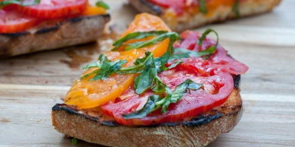Рецепт брускетты с помидорами и базиликом