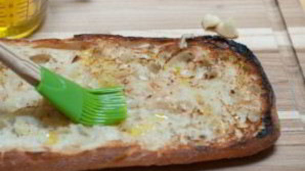 брускетта с помидорами и базиликом