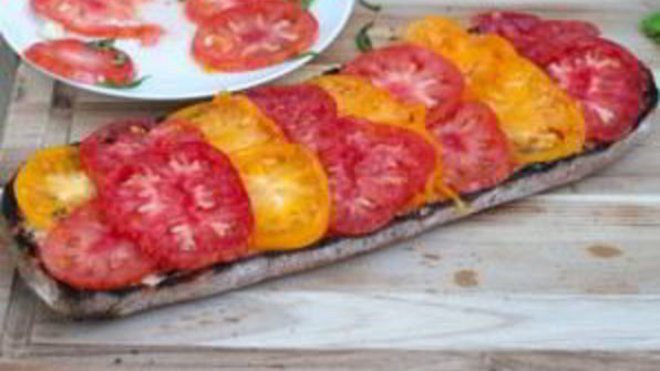 брускетта с помидорами и базиликом