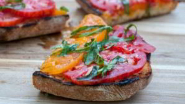 брускетта с помидорами и базиликом