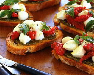 Брускетта с помидорами