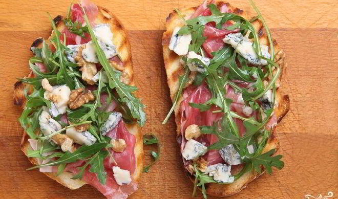 Брускетта с ветчиной