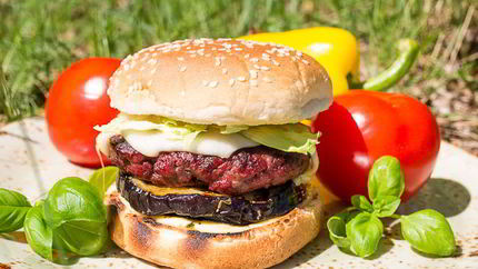 Бургер-гриль с сочным баклажаном